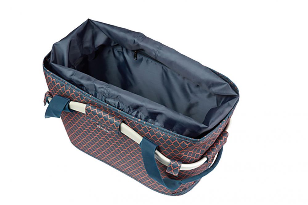 Basil Flair Carry All MIK Hinterradkorb navy: Geöffneter Fahrradkorb mit Kordelzug und Tragegriffen.