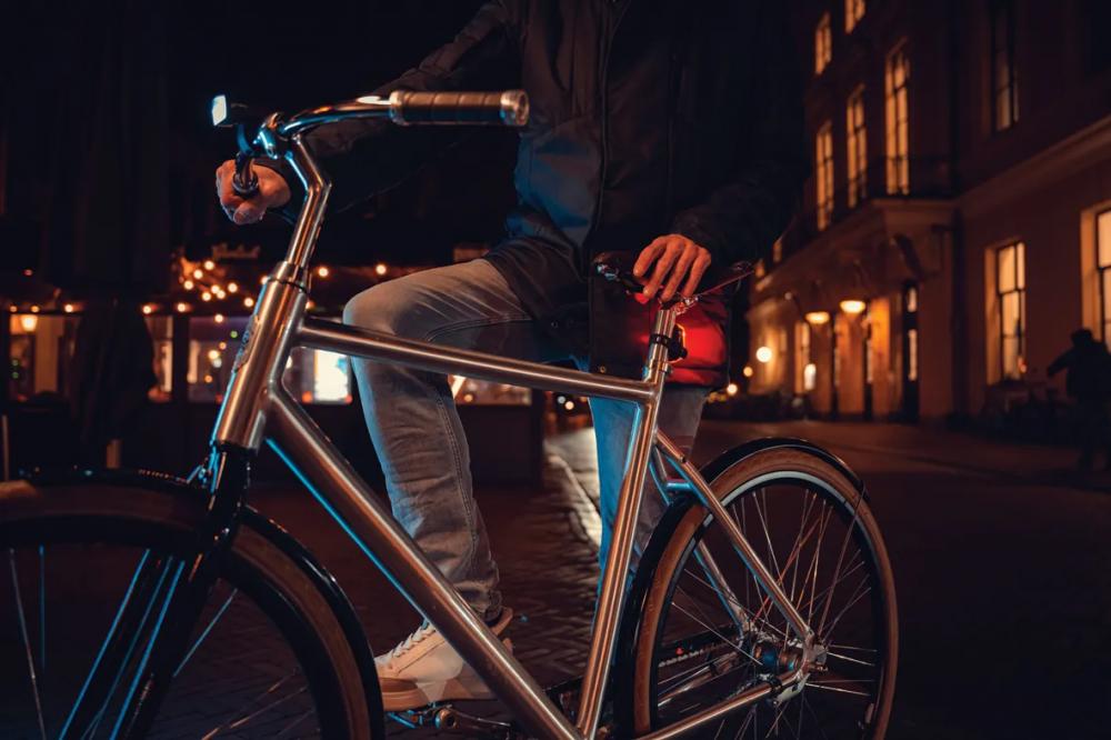 Axa DWN REAR SIGNAL Akku-Rücklicht mit Bremslichtfunktion 19 g Schwarz - Sichere Fahrradbeleuchtung
