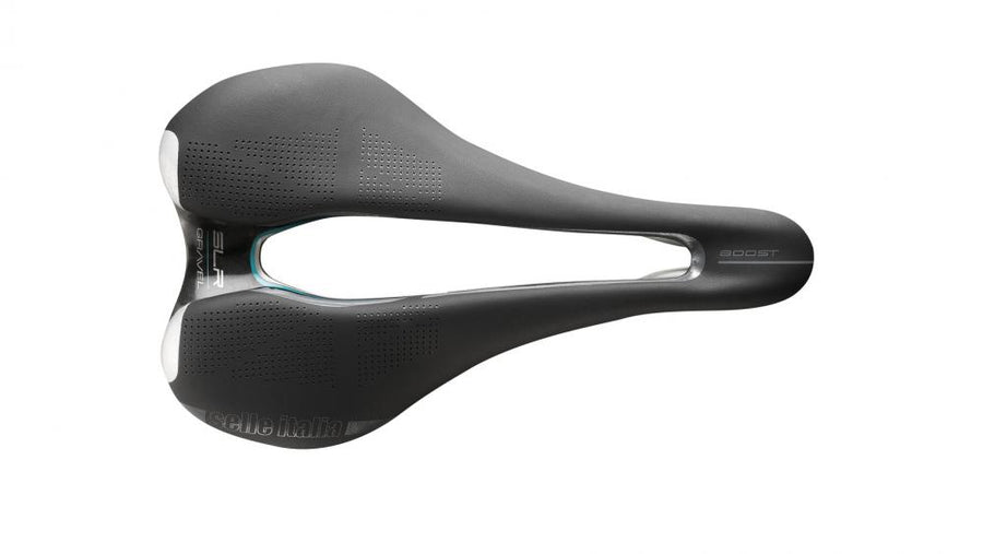 Schwarzer Selle Italia SLR Boost Gravel Superflow Fahrradsattel mit Aussparung und Perforationen.