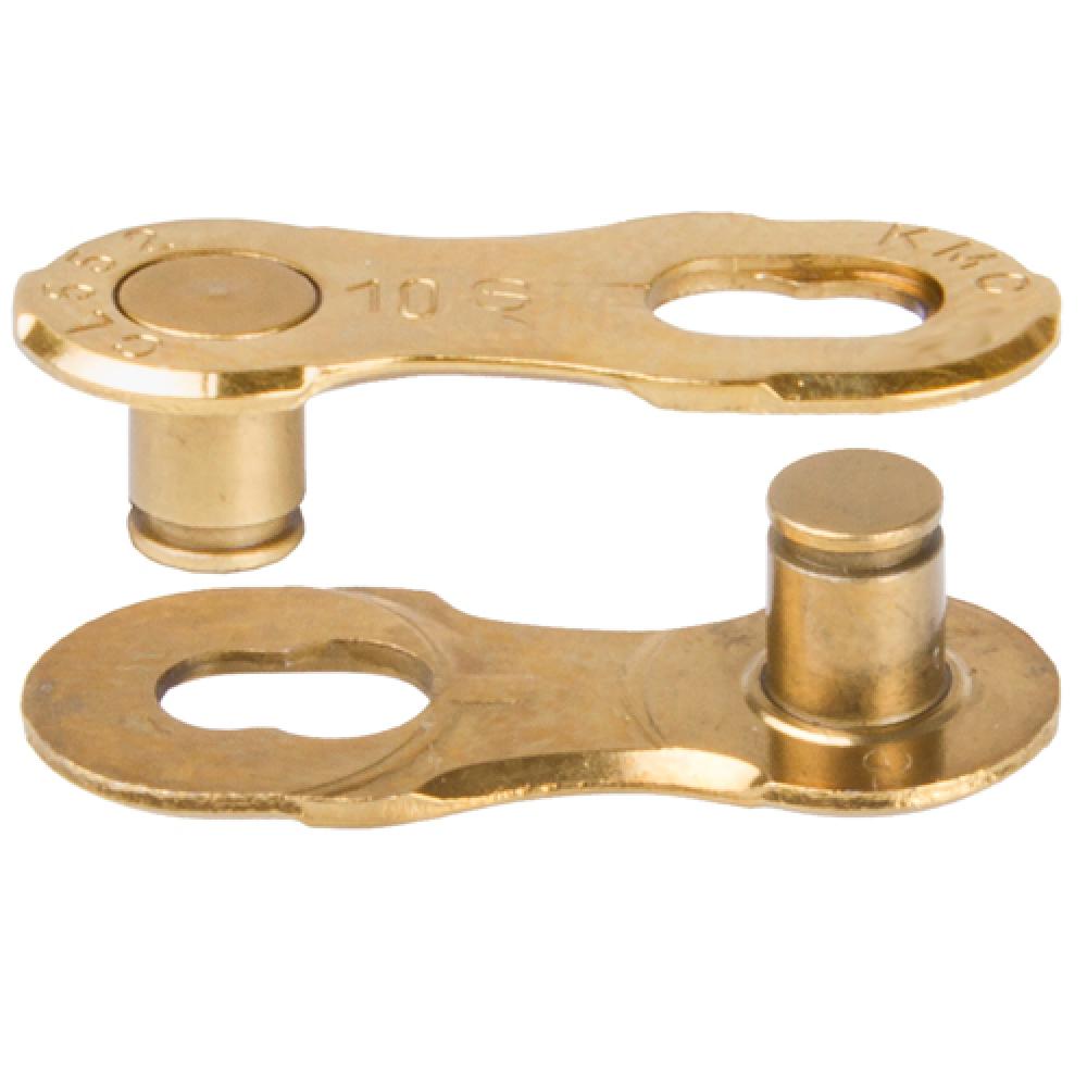 Zwei goldene Teile eines KMC Missinglink 10-fach Fahrradketten-Verschlussglieds.