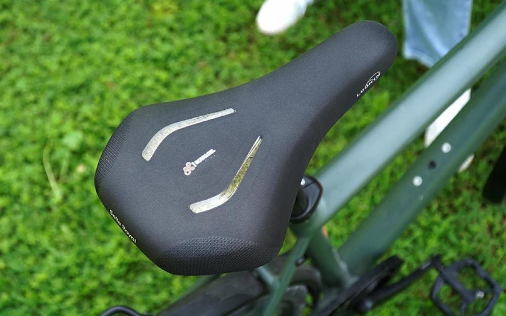 Selle Royal Lookin Evo Athletic Unisex Fahrradsattel, komfortabler City- & Trekking-Sattel auf grünem Rad.