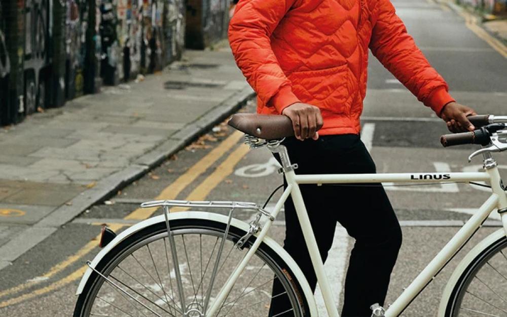 Brauner Selle Royal Ondina Relaxed Royalgel Fahrradsattel am Fahrrad, geschoben von einer Person.