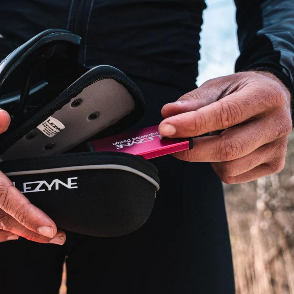 Lezyne Reparaturset METAL Kit Alu 6 Schlauchflicken 1 Anrauher seitliche Öffnung schwarz