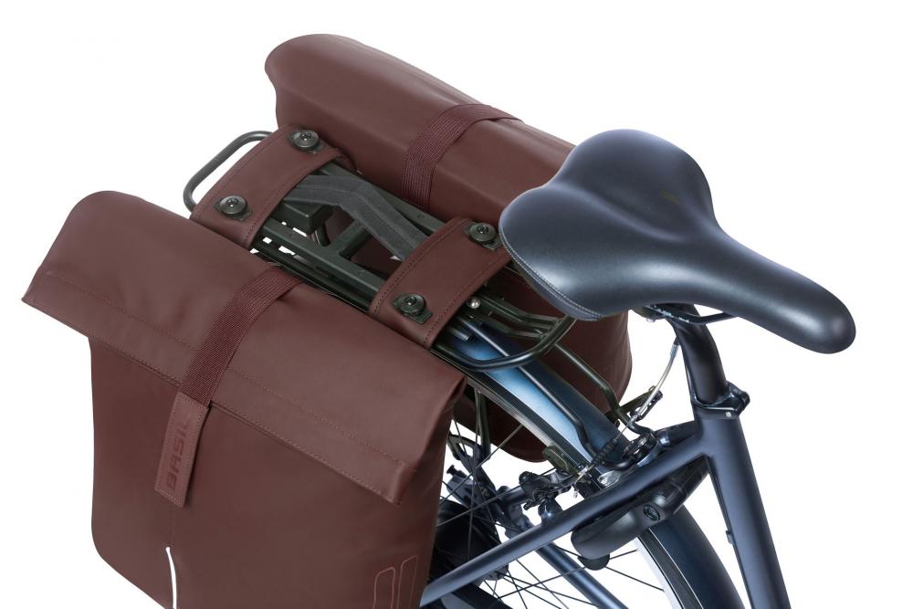 Braune BASIL City Double Pannier Bag MIK 2.0 aus veganem Leder mit wasserfestem Rollverschluss am Fahrrad.