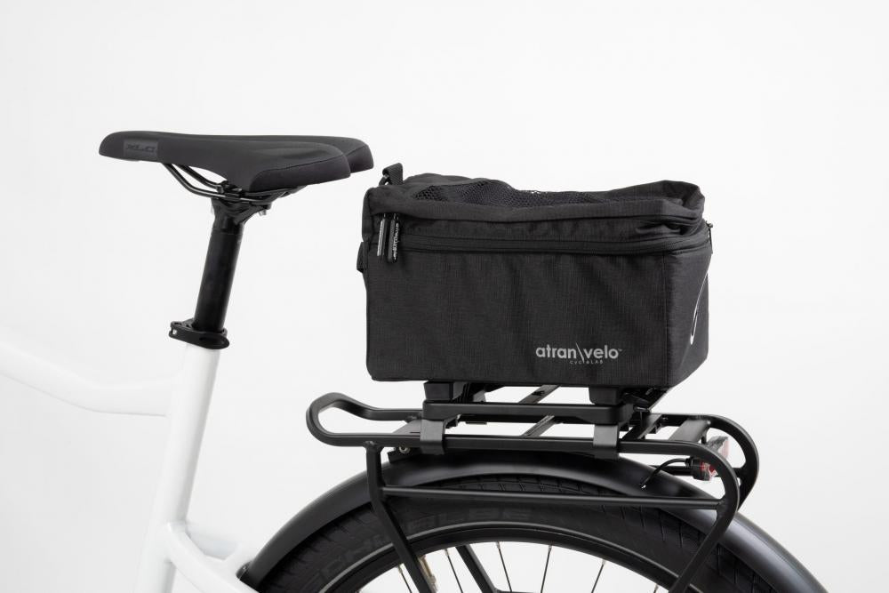 Atranvelo System Adapter Newrack Uni Standard schwarz Aluminium für Gepäckträger 90-135mm mit passender Tasche am Fahrrad.