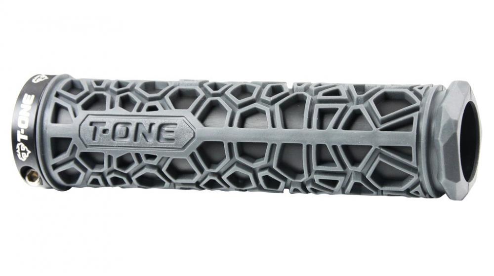 Schwarzer T-One H2O Fahrradgriff mit geometrischem Wabenmuster und T-One Logo für sicheren Halt am Lenker.