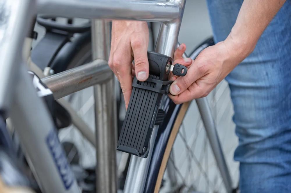 AXA Faltschloss Fold Lite 100 - 1.000 mm Fahrradschloss in Schwarz Leicht & Sicher