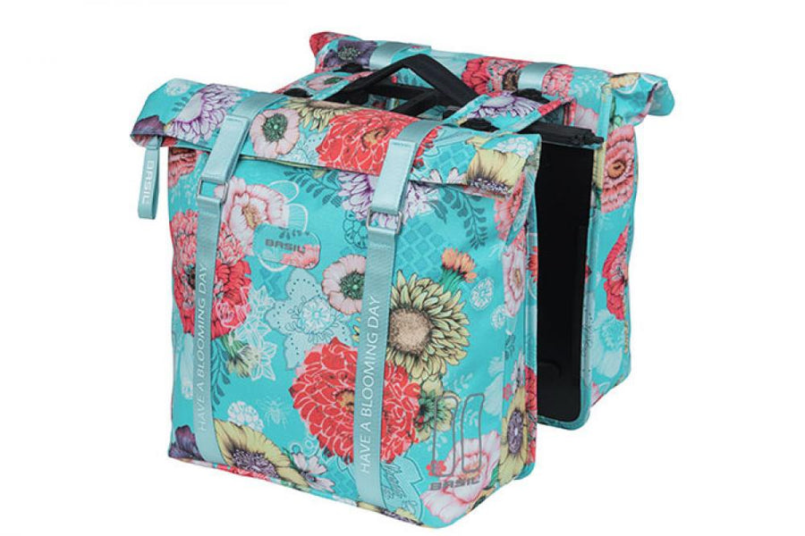 Basil Doppeltasche Bloom Field sky blue MIK 35l mit floralem Muster für den Fahrrad-Gepäckträger.
