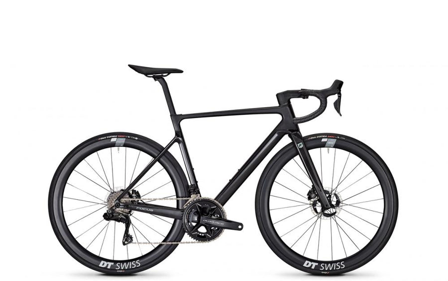 Schwarzes Focus IZ. MAX 9.9 DI2 Carbon-Rennrad mit Scheibenbremsen, Shimano Dura-Ace und DT Swiss Laufrädern.
