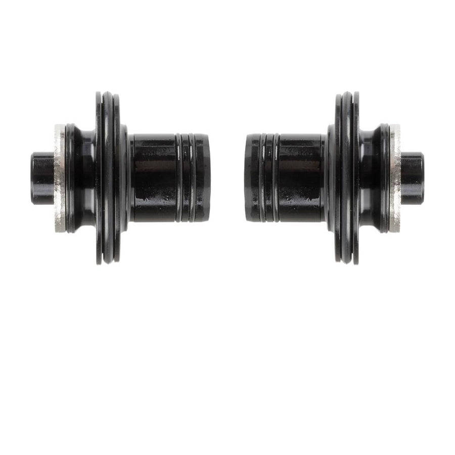 Zwei schwarze Novatec Ausgleichshülsen für 4-in-1 Nabe Superlight mit 5 mm Schnellspanner.