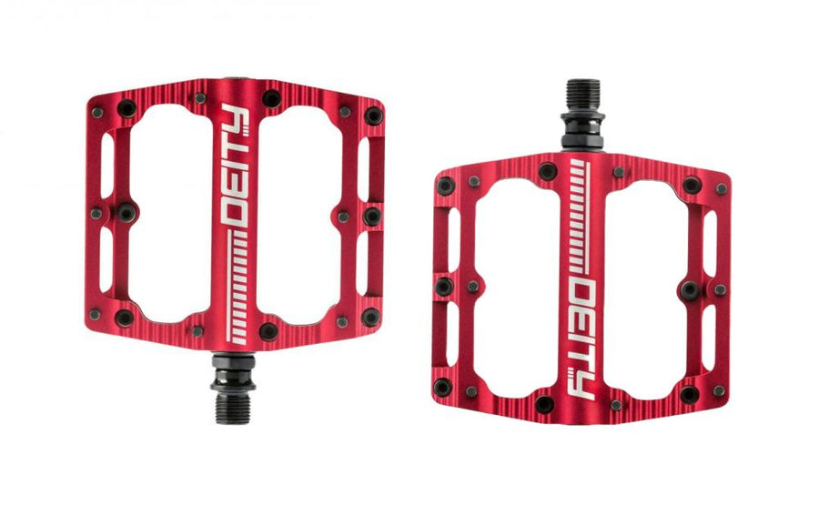 Deity Black Kat Plattform-Pedale rot 100×100 mm - ultraleicht CNC-Alu, doppelt versiegelte Lager, inkl. Ersatz-Pin-Kit