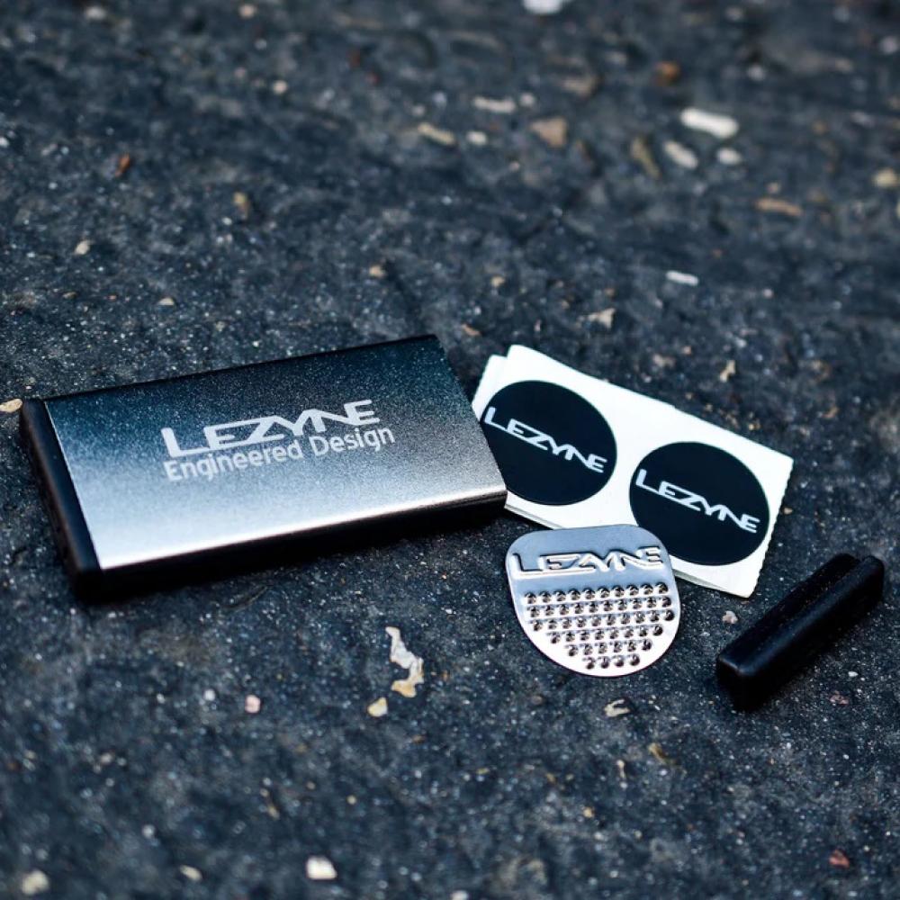 Lezyne Reparaturset METAL Kit Alu 6 Schlauchflicken 1 Anrauher seitliche Öffnung hellgrau
