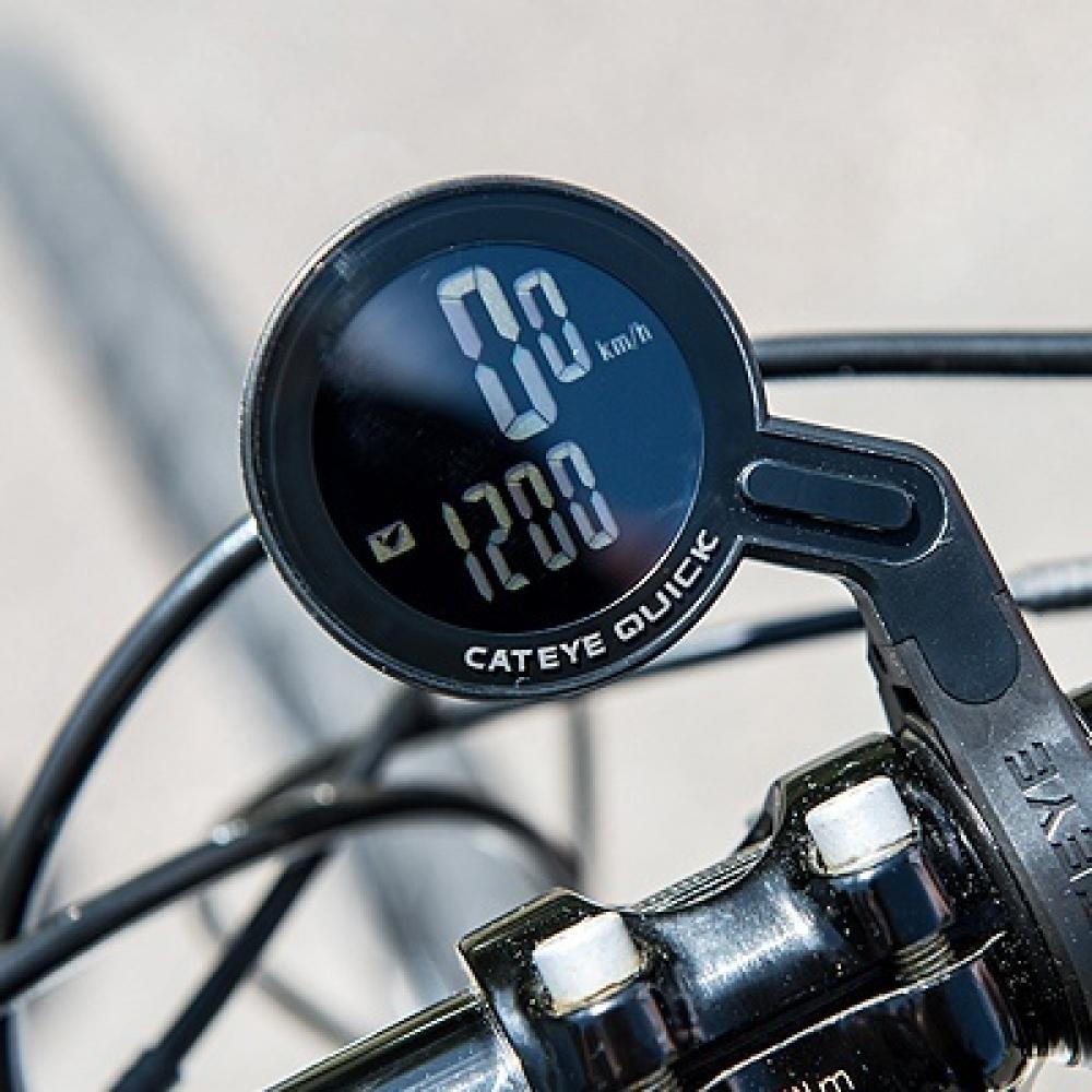 Cat Eye Quick Fahrradcomputer schwarz-rot kabellos mit 8 Funktionen und analoger Frequenz am Lenker montiert.
