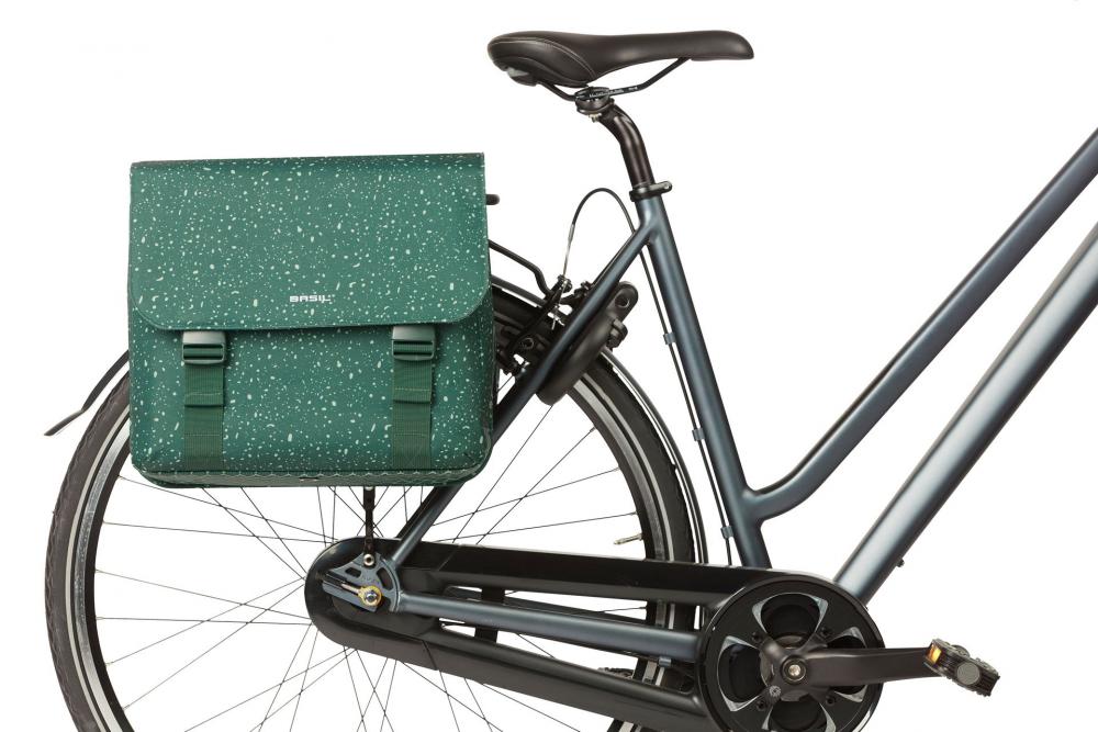 Grüne Basil Flair Doppelpacktasche 35L am Fahrradheck. Wasserabweisend, mit Reflektoren.