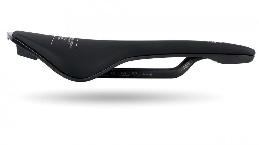 Schwarzer Prologo Nago R4 Nack Rennrad-Fahrradsattel, ultraleicht mit Carbon Gestell, in Seitenansicht.