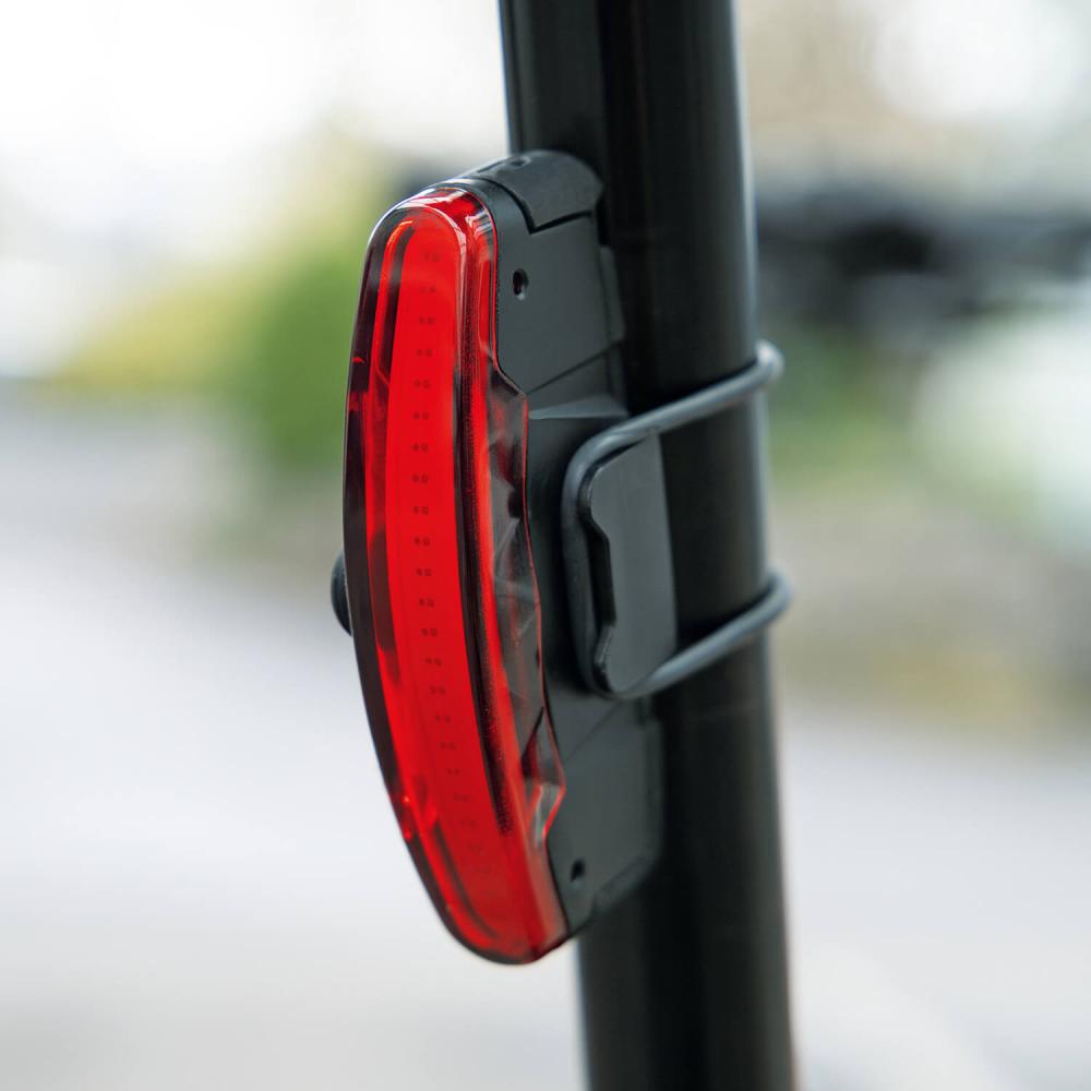 SKS INFINITY UNIVERSAL REARLIGHT: Rotes, flaches StVZO LED-Fahrrad-Rücklicht, USB-C, an Sattelstütze montiert.