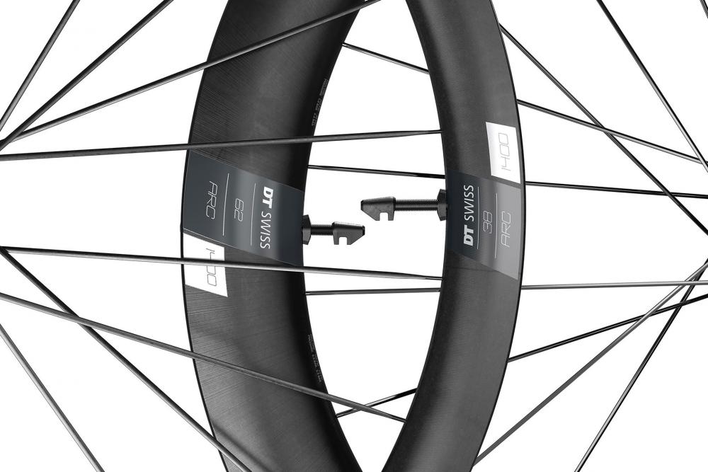 DT Swiss ARC 1400 Dicut Disc Carbon-Laufräder in Schwarz, mit 38 mm und 62 mm Felgenhöhe.
