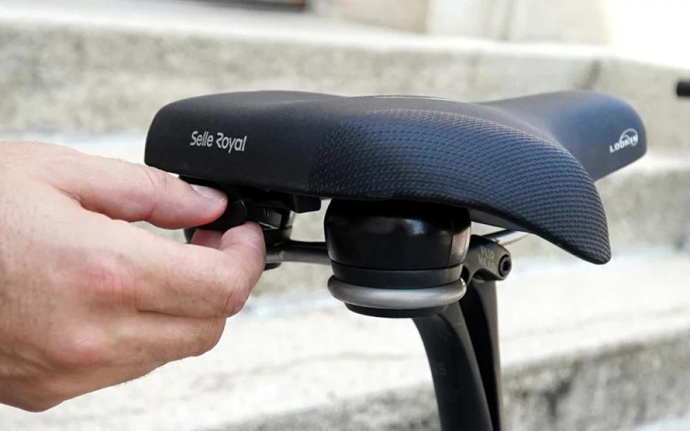 Schwarzer Selle Royal Lookin Evo Relaxed Fahrradsattel wird von Hand justiert für maximalen Komfort im aufrechten Sitz.