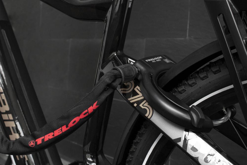 Sicheres TRELOCK Rahmenschloss RS 480 AZ XL am Fahrrad mit breiten Reifen.