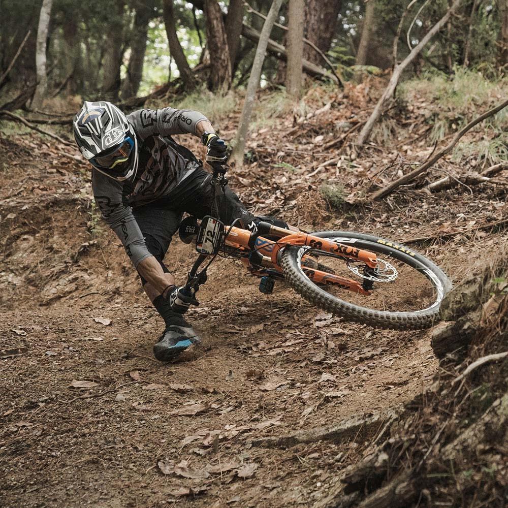 Fizik Gravita Tensor MTB-Schuhe - Größe 44, Red Black, Downhill Enduro, Clipless, Vibram XS Trek Evo, Schnürung und Powerstrap