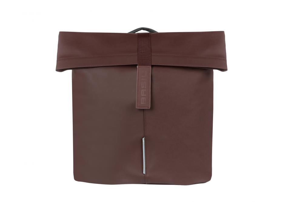 BASIL City Doppeltasche MIK 2.0 aus braunem veganem Leder mit wasserfestem Rollverschluss.