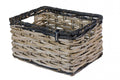 Basil Dijon L Vorderradkorb aus handgeflochtenem Rattan in Grau-Schwarz, 36x49x27 cm, mit Basil-Logo.