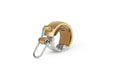 Knog Oi Luxe Fahrradklingel klein 22.2mm Messing, mit Leder-Shim, auf weißem Hintergrund.