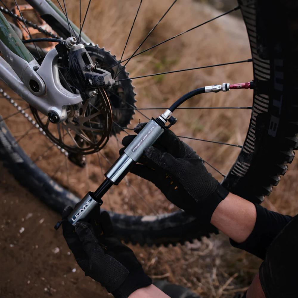 Lezyne CNC Pocket Drive HV Minipumpe - CNC-Alu, Flex-Schlauch, 11 bar/160 PSI, 14 cm, für Presta+Schrader, hellgrau glänzend
