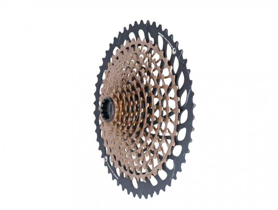 SRAM XG-1299 Eagle 12-fach 10-52T kupfer XD Freilauf Kassette auf weißem Hintergrund.