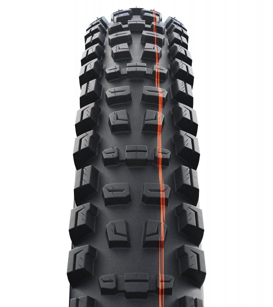 Schwalbe Romy HS646 MTB/E-MTB Reifen, schwarz, mit aggressivem Profil und orangefarbenem Mittelstreifen.