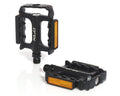 Schwarze XLC MTB-Pedal Ultralight II PD-M11 Fahrradpedale mit orangefarbenen Reflektoren auf weißem Hintergrund.