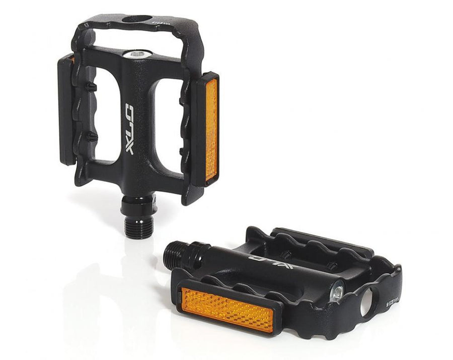 Schwarze XLC MTB-Pedal Ultralight II PD-M11 Fahrradpedale mit orangefarbenen Reflektoren auf weißem Hintergrund.