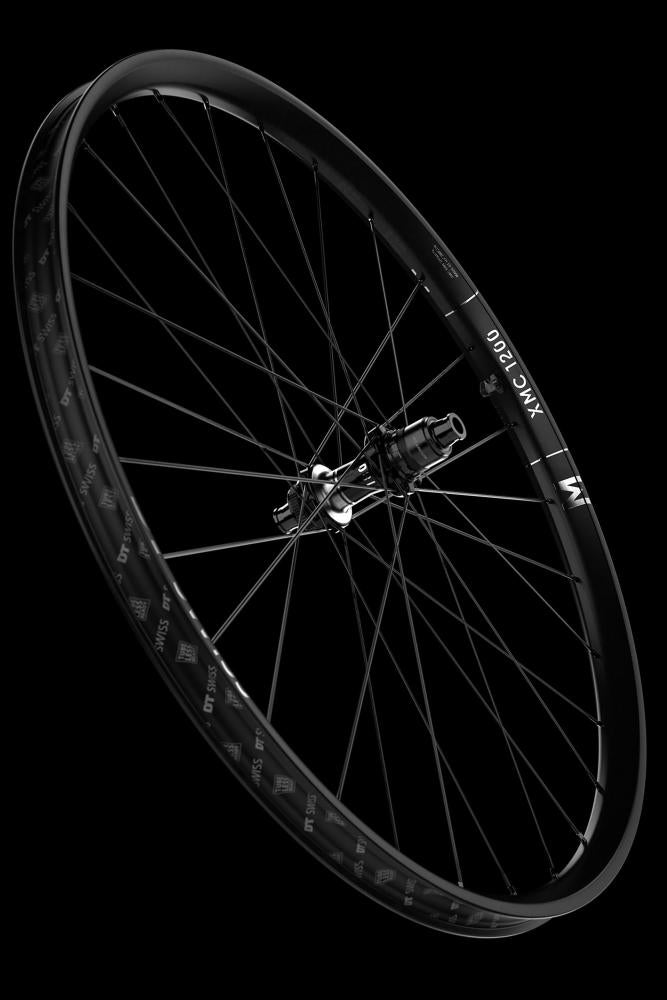 Leichtes schwarzes DT Swiss XMC 1200 Spline 29" Carbon All-Mountain-Laufrad.