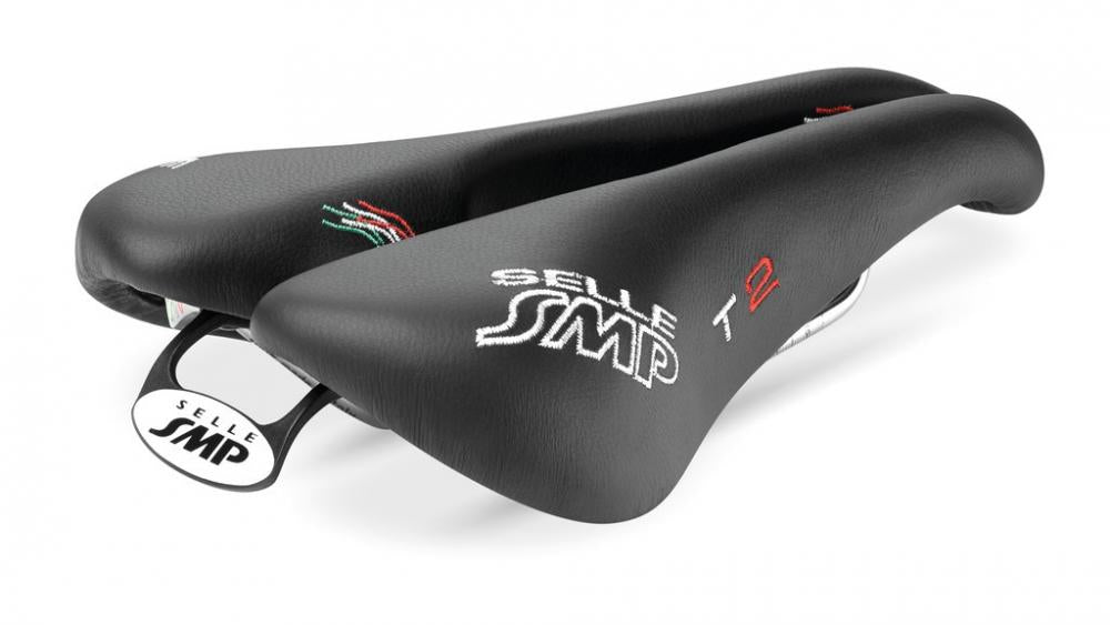 Schwarzer Selle SMP Triathlon T2 Sattel, ergonomisch, mit weißem Logo und italienischen Farben.