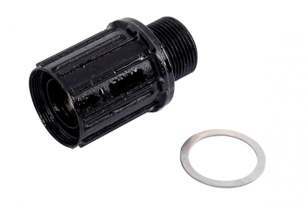 Schwarzer SHIMANO FH-MT400B Freilaufkörper für MTB-Hinterradnaben mit silberner Unterlegscheibe auf weißem Hintergrund.