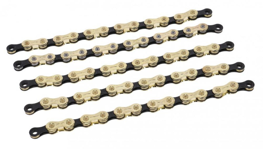 Mehrere XLC Kette CC-C05 11-fach gold/schwarz auf weißem Hintergrund.