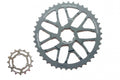 Stronglight Umbaukit 42Z HT³ und 16Z Stahl Ritzel für Shimano Kassette auf weißem Grund.
