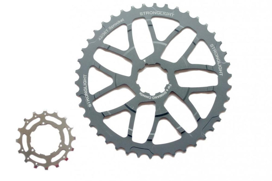 Stronglight Umbaukit 42Z HT³ und 16Z Stahl Ritzel für Shimano Kassette auf weißem Grund.