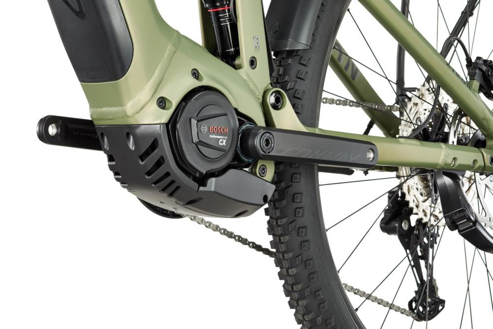 CONWAY Elektro-SUV "Xyron SUV 4.0" (#1), Full Suspension, 29", reseda green matt, 12-Gang SHIMANO "Deore", 40 cm / SnnDas Elektro-SUV ist mit einem Aluminiumrahmen ausgestattet und verfügt über eine Federgabel mit einem Gabelfederweg von 150 mm. Im Rahmen